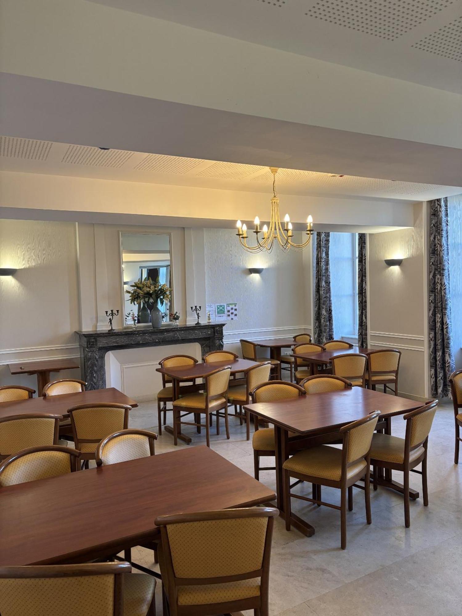 Saint-Denis-de-Gastines 샤토 뒤 부어 B&B 외부 사진