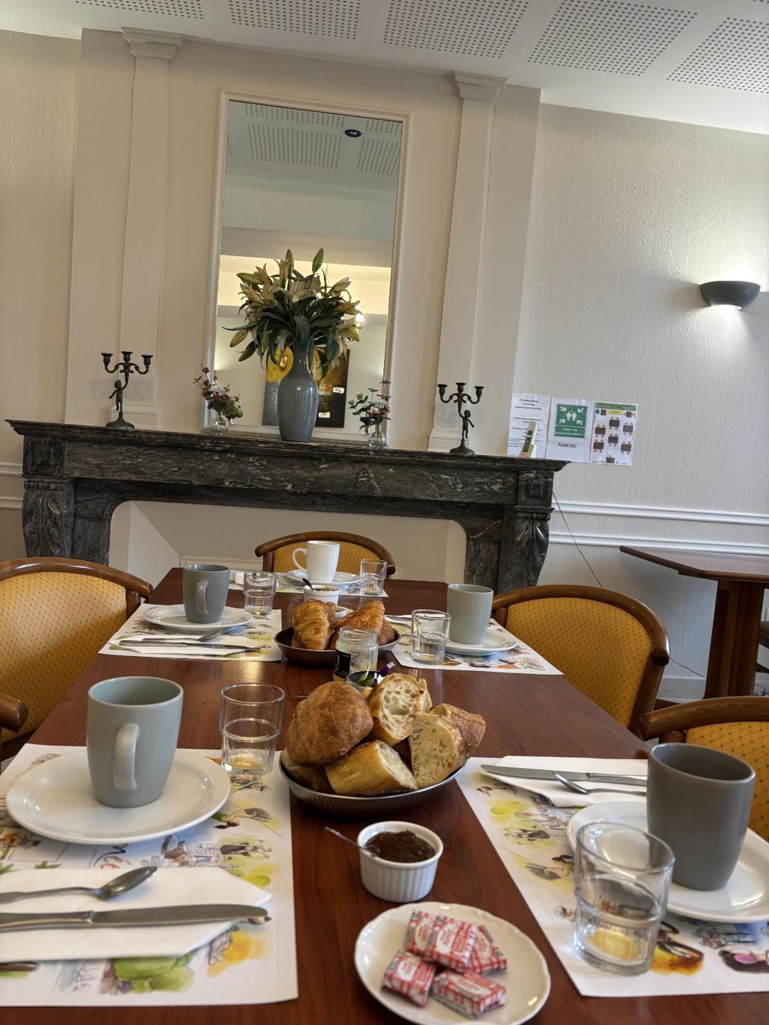 Saint-Denis-de-Gastines 샤토 뒤 부어 B&B 외부 사진